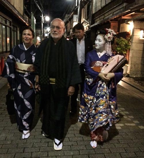 夜の祇園を歩くJudy御夫妻と五十嵐理事長とスタッフ他