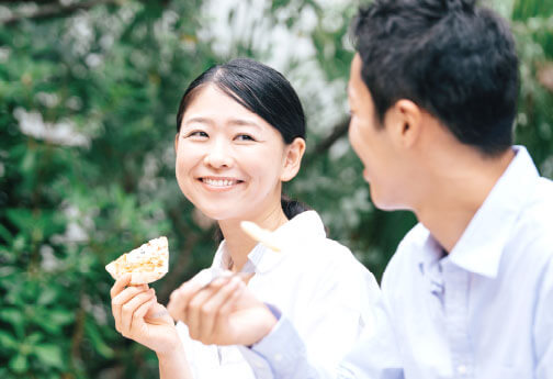 手術後に食事をする夫婦